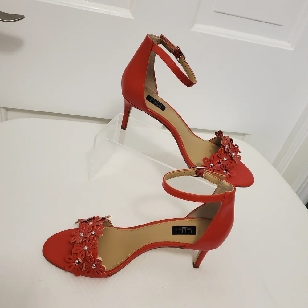 EUC G.I.L.I New York Red Floral Gliona Ankle Strap Heel Sandals Size 6, chic